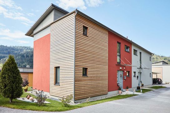 Neubau Häuser mit Holzfassadenelementen